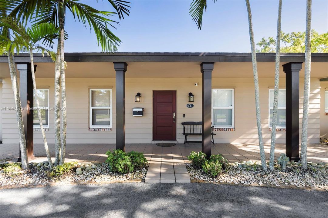 Недавно продано: $1,500,000 (4 спален, 2 ванн, 2127 Квадратных фут)