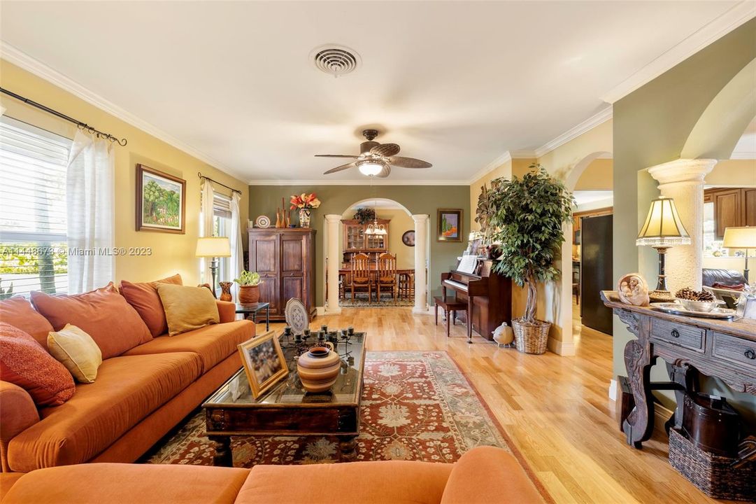 Недавно продано: $1,500,000 (4 спален, 2 ванн, 2127 Квадратных фут)