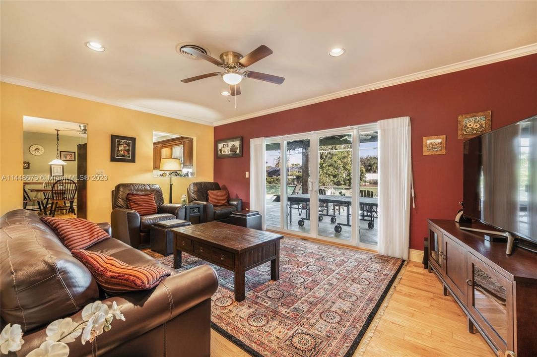 Недавно продано: $1,500,000 (4 спален, 2 ванн, 2127 Квадратных фут)