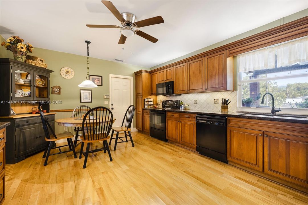 Недавно продано: $1,500,000 (4 спален, 2 ванн, 2127 Квадратных фут)