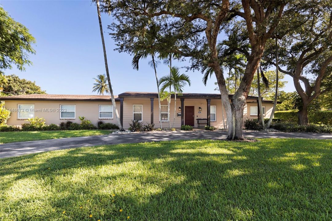 Недавно продано: $1,500,000 (4 спален, 2 ванн, 2127 Квадратных фут)