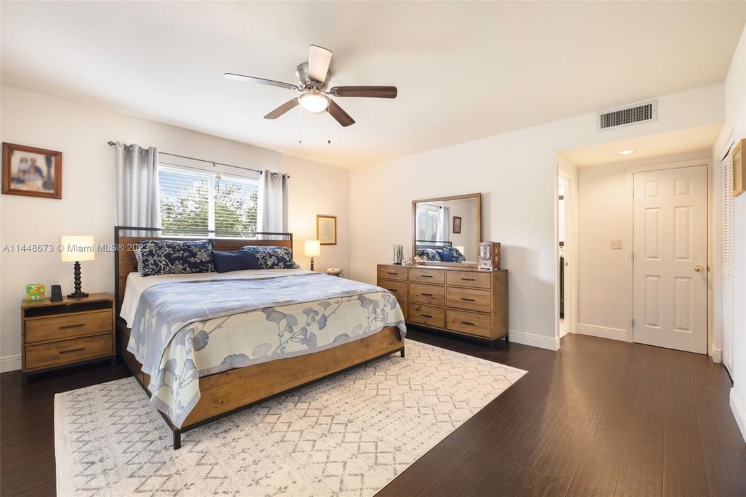 Недавно продано: $1,500,000 (4 спален, 2 ванн, 2127 Квадратных фут)