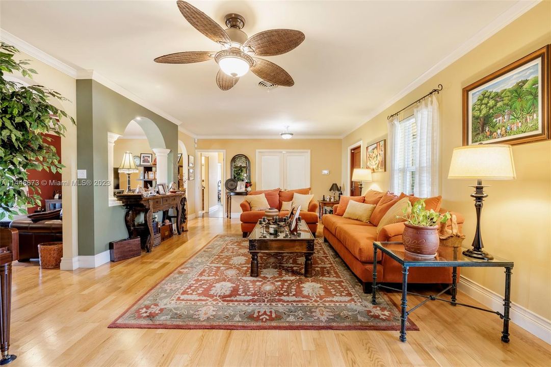 Недавно продано: $1,500,000 (4 спален, 2 ванн, 2127 Квадратных фут)