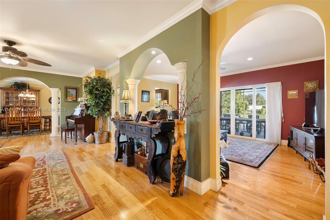 Недавно продано: $1,500,000 (4 спален, 2 ванн, 2127 Квадратных фут)