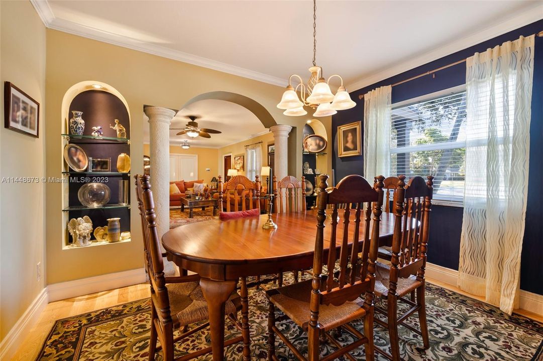 Недавно продано: $1,500,000 (4 спален, 2 ванн, 2127 Квадратных фут)