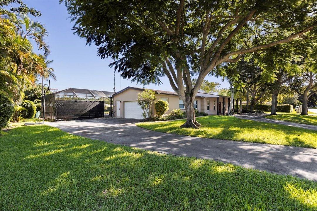 Недавно продано: $1,500,000 (4 спален, 2 ванн, 2127 Квадратных фут)