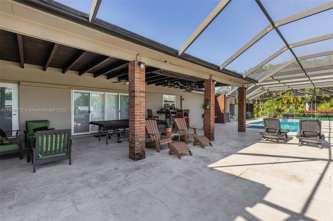 Недавно продано: $1,500,000 (4 спален, 2 ванн, 2127 Квадратных фут)