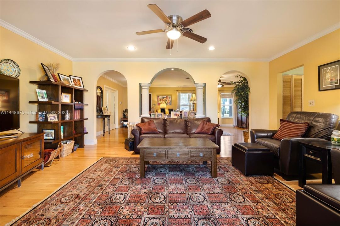 Недавно продано: $1,500,000 (4 спален, 2 ванн, 2127 Квадратных фут)