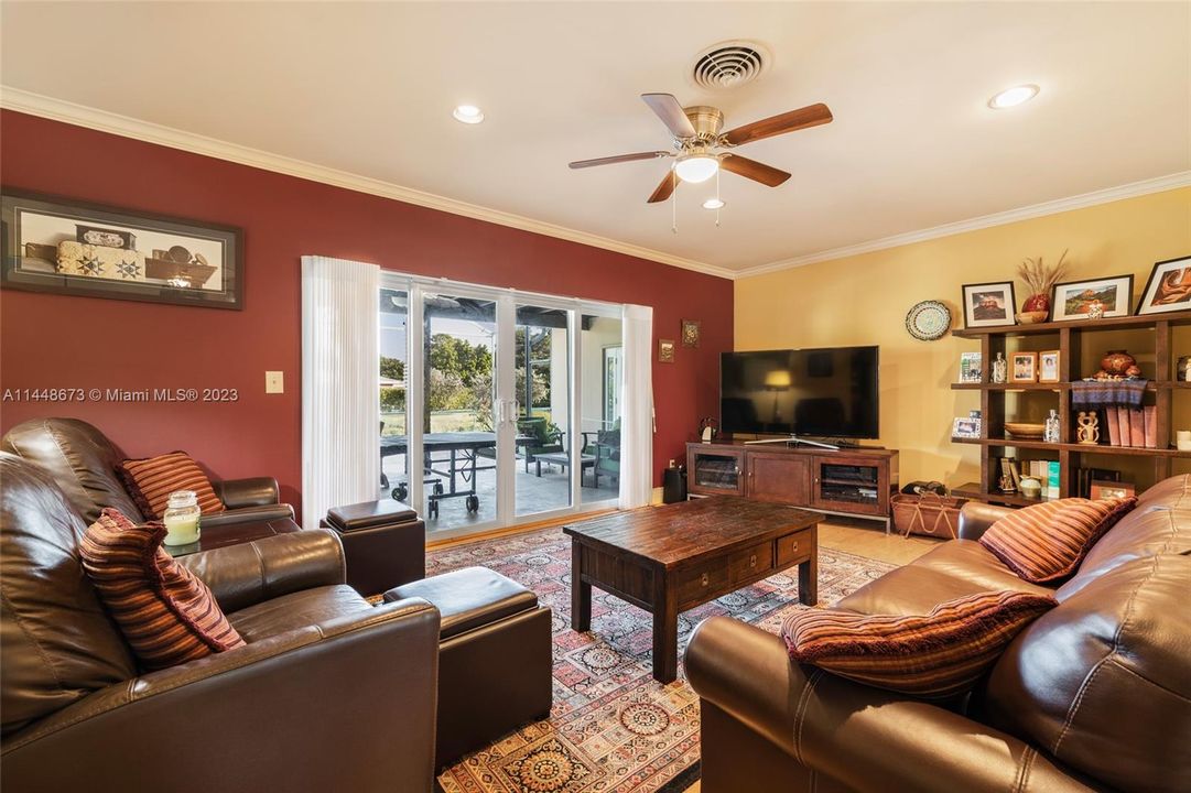 Недавно продано: $1,500,000 (4 спален, 2 ванн, 2127 Квадратных фут)