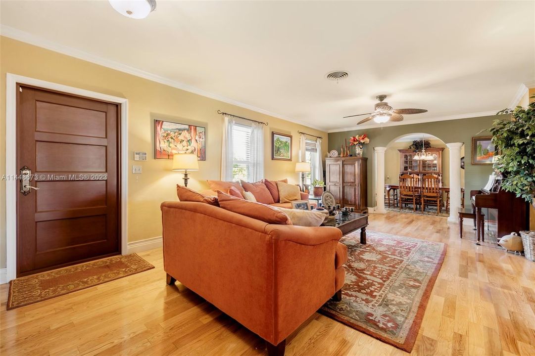 Недавно продано: $1,500,000 (4 спален, 2 ванн, 2127 Квадратных фут)