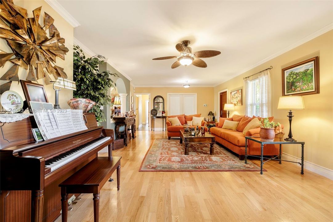 Недавно продано: $1,500,000 (4 спален, 2 ванн, 2127 Квадратных фут)