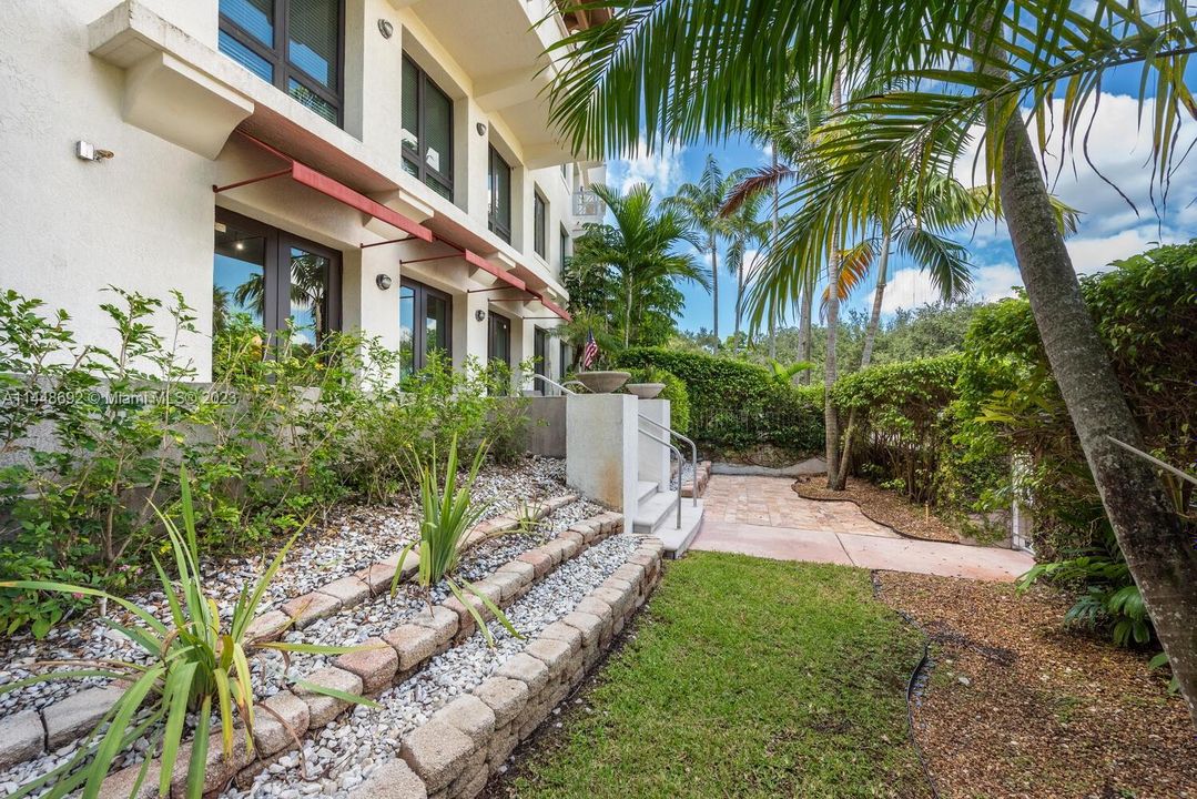 最近售出: $1,500,000 (2 贝兹, 2 浴室, 1775 平方英尺)