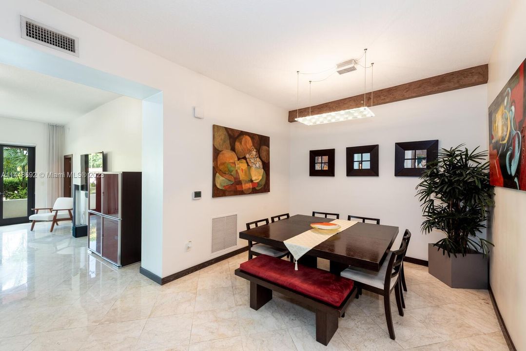 最近售出: $1,500,000 (2 贝兹, 2 浴室, 1775 平方英尺)