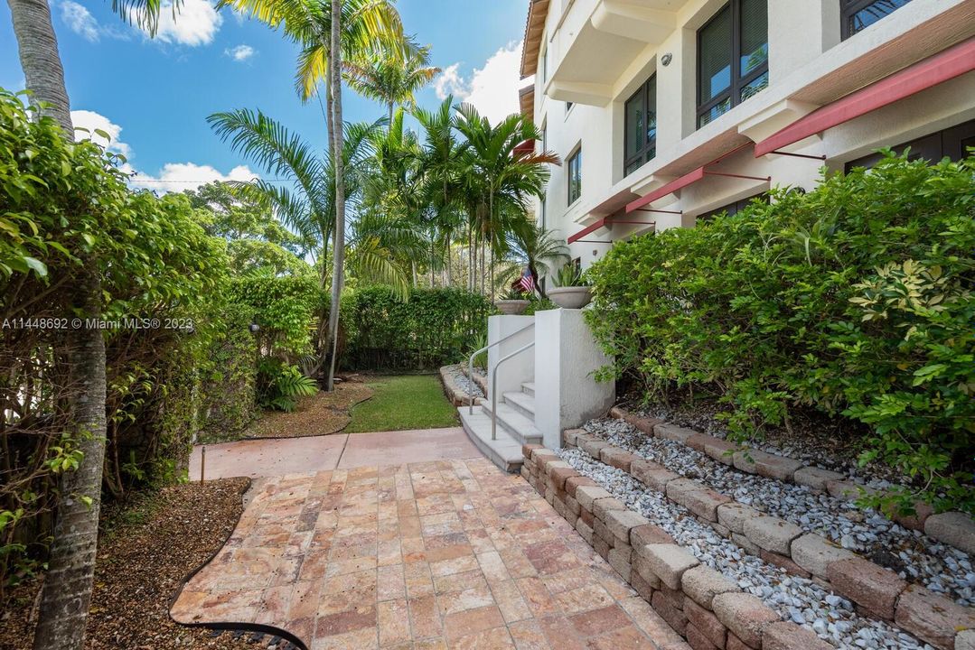 最近售出: $1,500,000 (2 贝兹, 2 浴室, 1775 平方英尺)