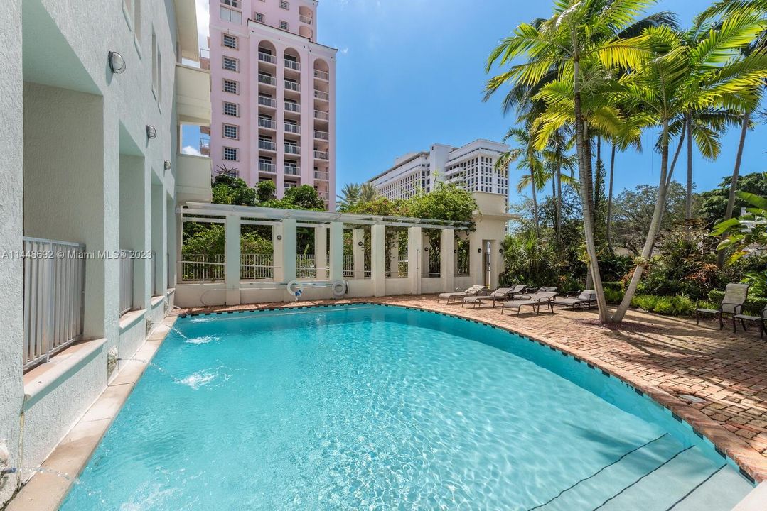 最近售出: $1,500,000 (2 贝兹, 2 浴室, 1775 平方英尺)