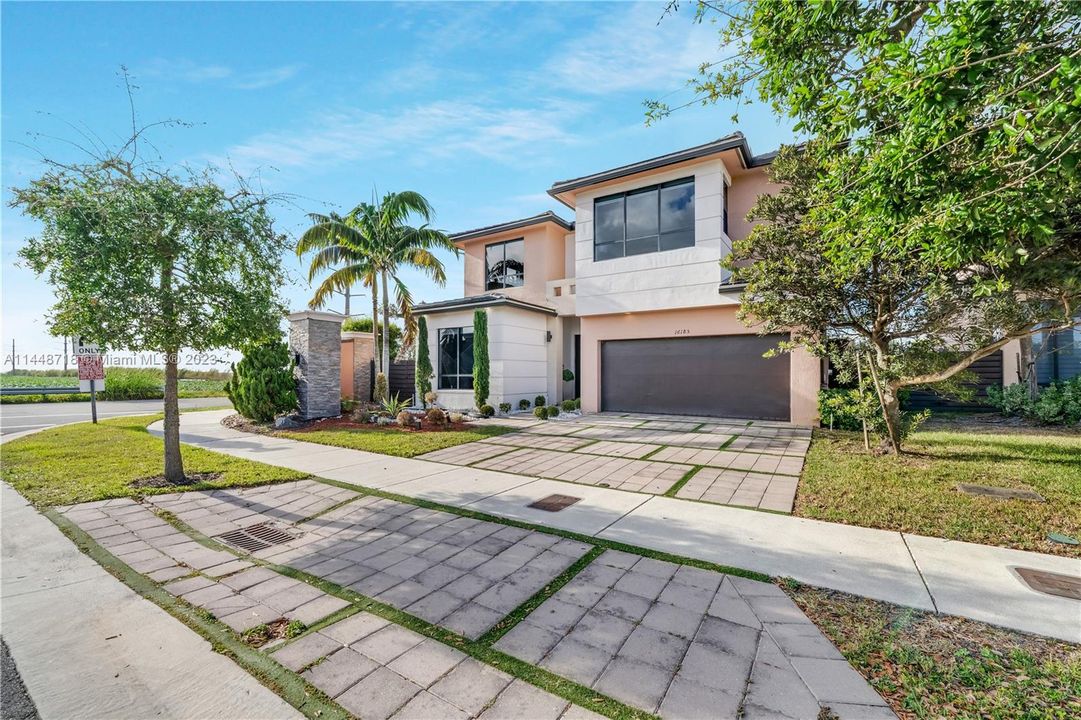 Recently Sold: $980,000 (5 beds, 3 baths, 3045 Square Feet)