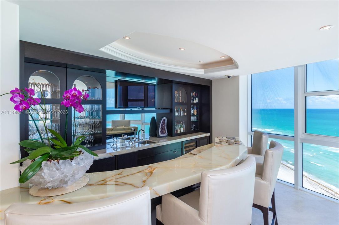 Vendido Recientemente: $6,500,000 (7 camas, 7 baños, 8203 Pies cuadrados)