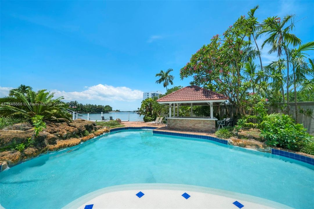 Vendido Recientemente: $11,550,000 (5 camas, 4 baños, 5484 Pies cuadrados)