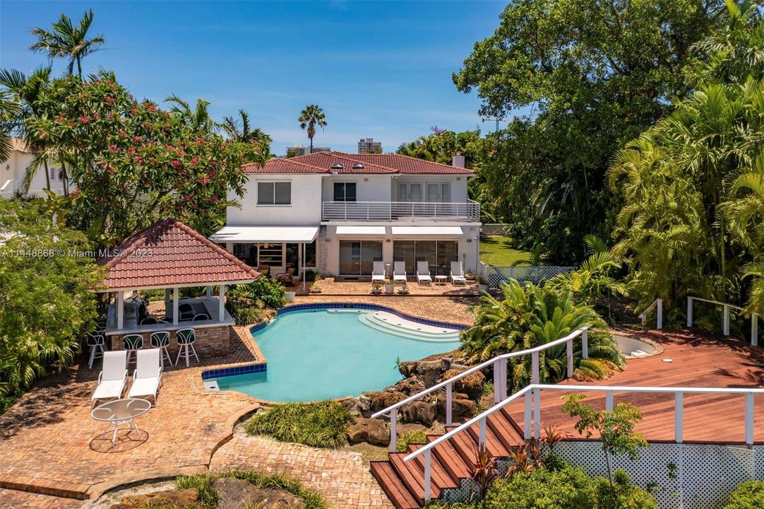 Vendido Recientemente: $11,550,000 (5 camas, 4 baños, 5484 Pies cuadrados)