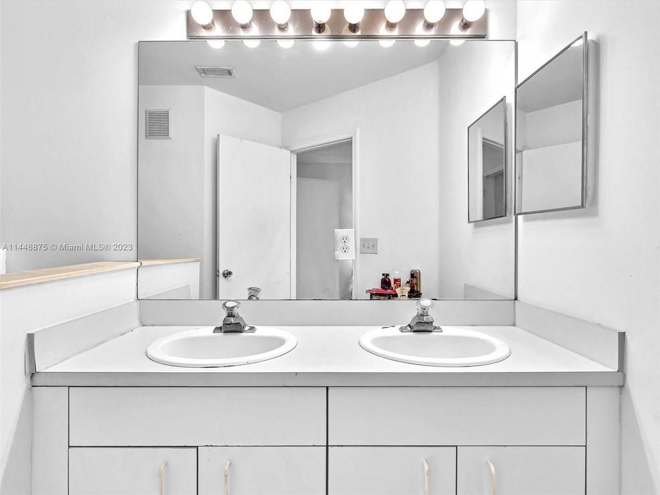 Recently Rented: $2,350 (2 beds, 2 baths, 1120 Square Feet)