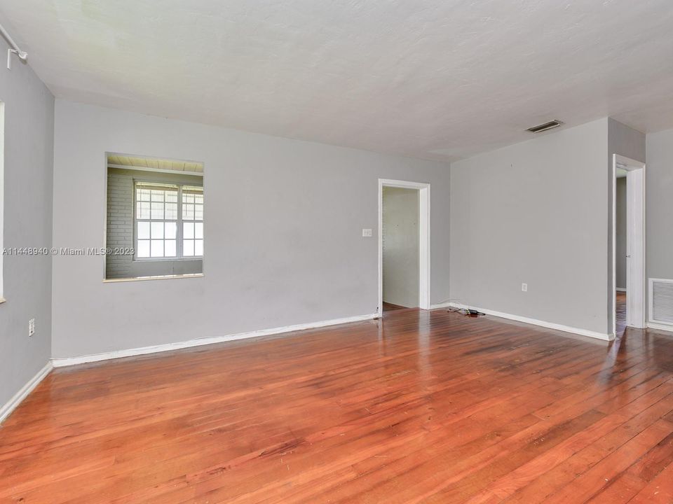 Recently Sold: $649,000 (2 beds, 1 baths, 1134 Square Feet)