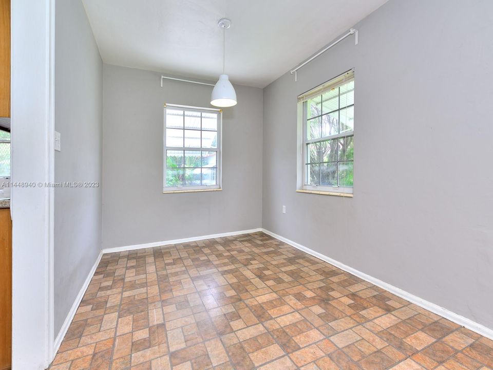 Recently Sold: $649,000 (2 beds, 1 baths, 1134 Square Feet)