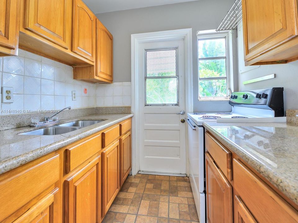 Recently Sold: $649,000 (2 beds, 1 baths, 1134 Square Feet)