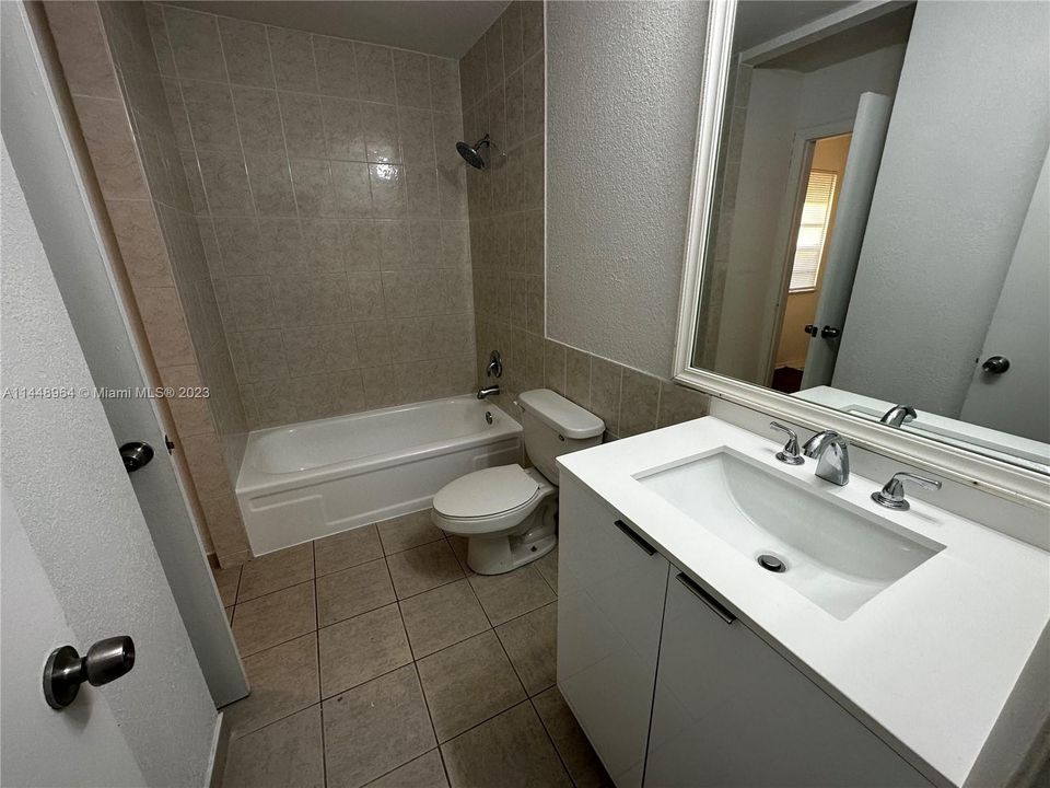 Recently Rented: $1,900 (2 beds, 1 baths, 944 Square Feet)