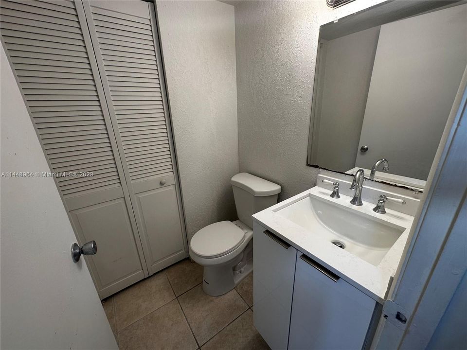 Recently Rented: $1,900 (2 beds, 1 baths, 944 Square Feet)