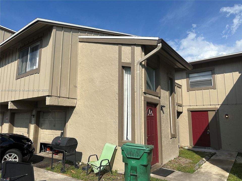 Recently Rented: $1,900 (2 beds, 1 baths, 944 Square Feet)