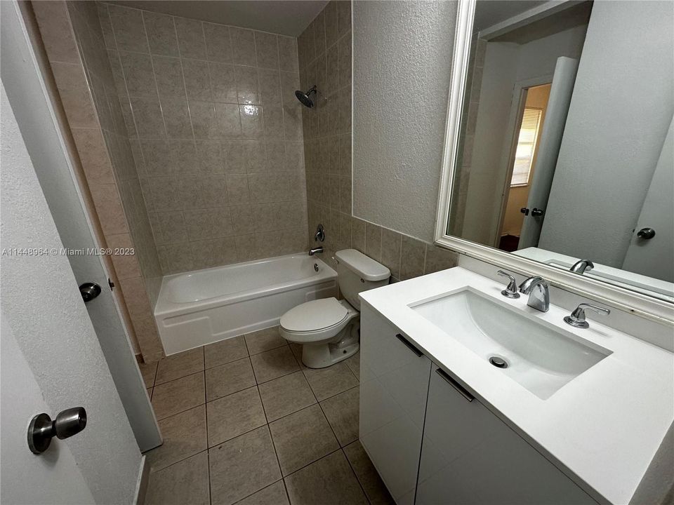 Recently Rented: $1,900 (2 beds, 1 baths, 944 Square Feet)