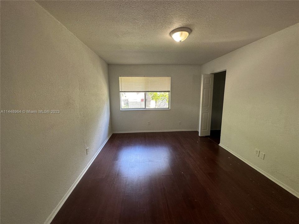 Recently Rented: $1,900 (2 beds, 1 baths, 944 Square Feet)