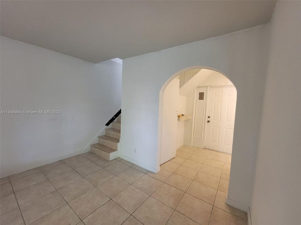 Recently Rented: $1,900 (2 beds, 1 baths, 944 Square Feet)