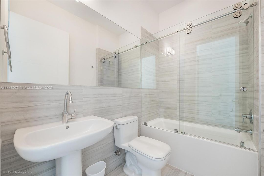 最近售出: $985,000 (2 贝兹, 2 浴室, 1100 平方英尺)