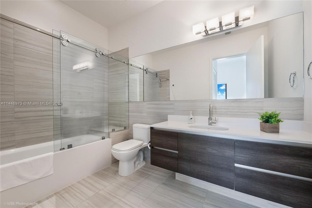 最近售出: $985,000 (2 贝兹, 2 浴室, 1100 平方英尺)