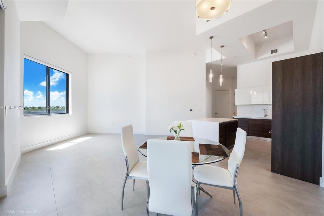 最近售出: $985,000 (2 贝兹, 2 浴室, 1100 平方英尺)