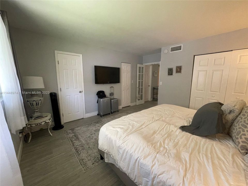 最近售出: $189,900 (1 贝兹, 1 浴室, 800 平方英尺)