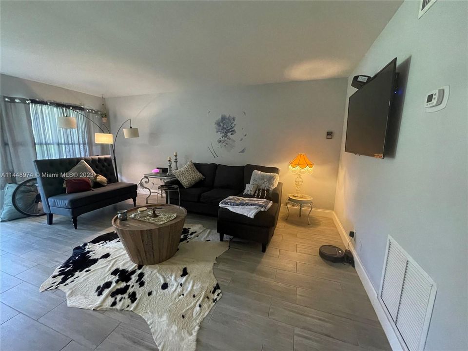 最近售出: $189,900 (1 贝兹, 1 浴室, 800 平方英尺)