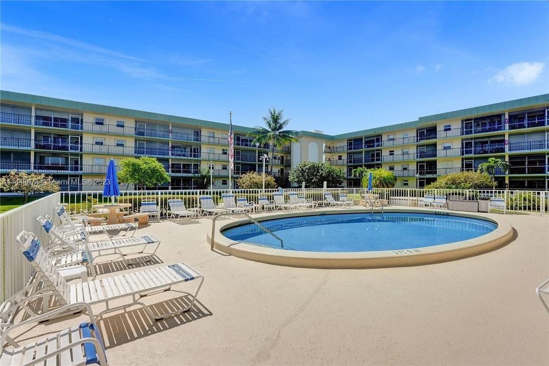 最近售出: $189,900 (1 贝兹, 1 浴室, 800 平方英尺)