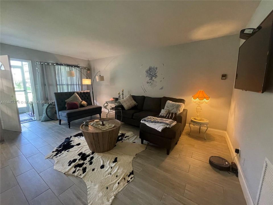 最近售出: $189,900 (1 贝兹, 1 浴室, 800 平方英尺)