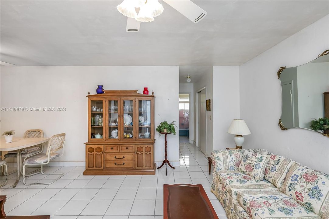 For Sale: $229,000 (1 beds, 1 baths, 700 Square Feet)