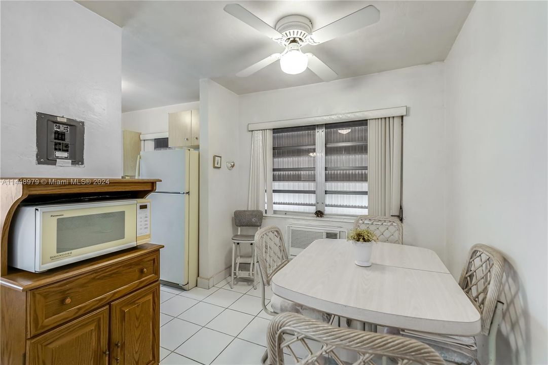 Active With Contract: $210,000 (1 beds, 1 baths, 700 Square Feet)