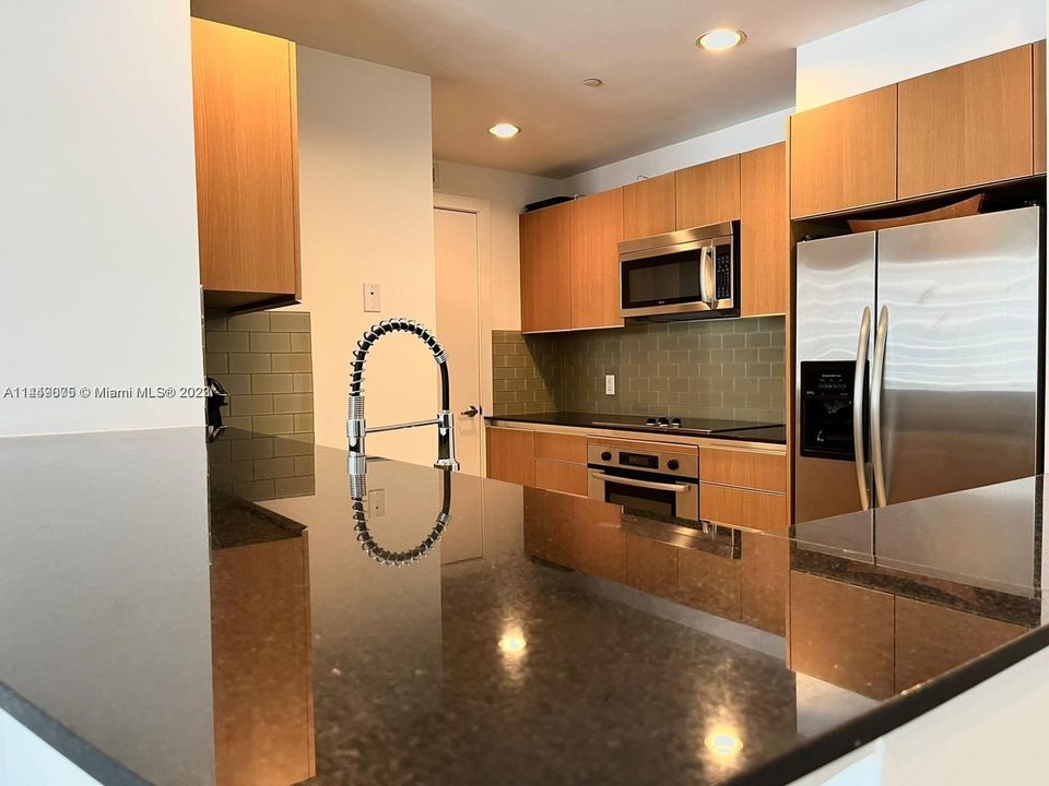 Recently Sold: $480,000 (1 beds, 1 baths, 963 Square Feet)