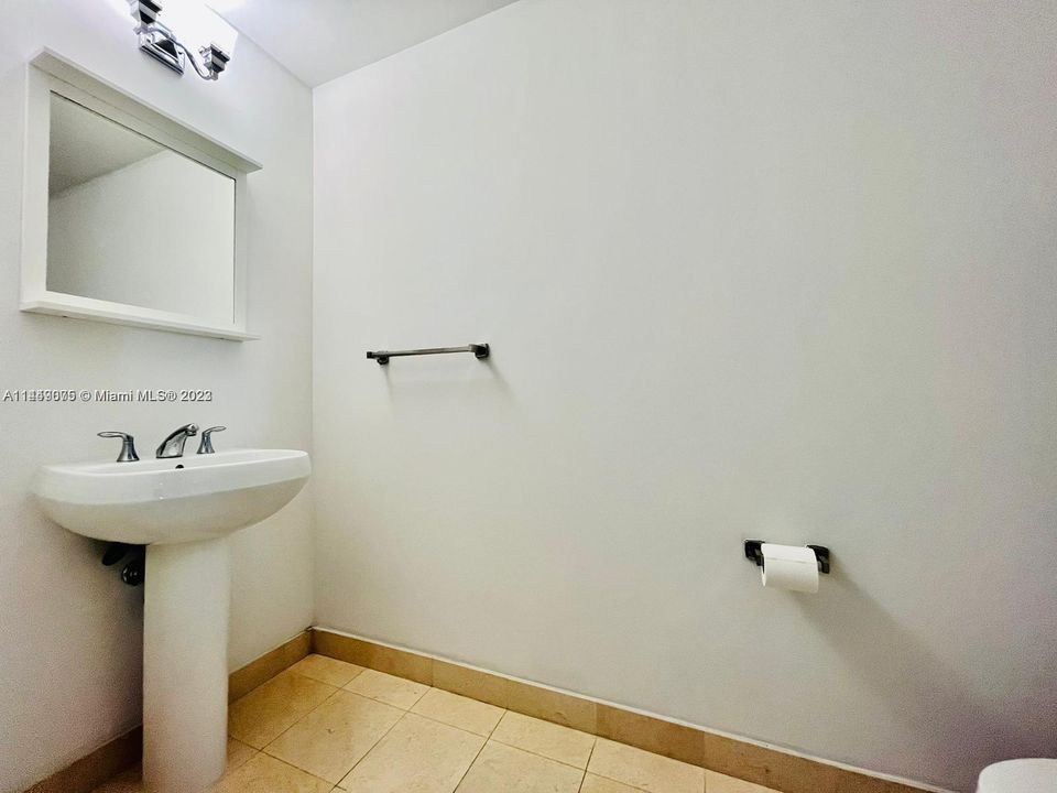 Recently Sold: $480,000 (1 beds, 1 baths, 963 Square Feet)