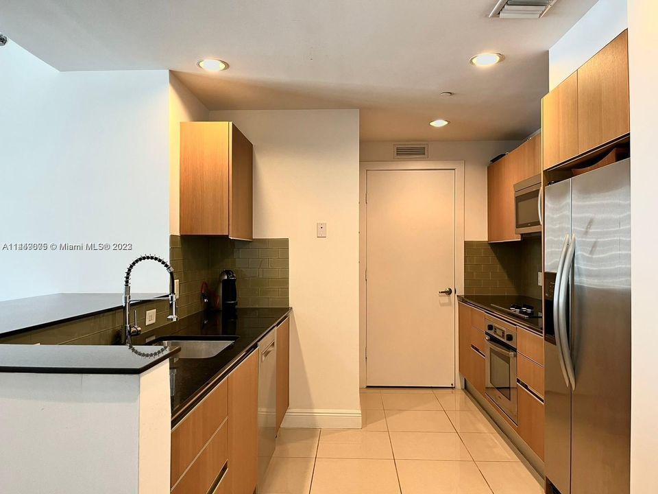 Recently Sold: $480,000 (1 beds, 1 baths, 963 Square Feet)