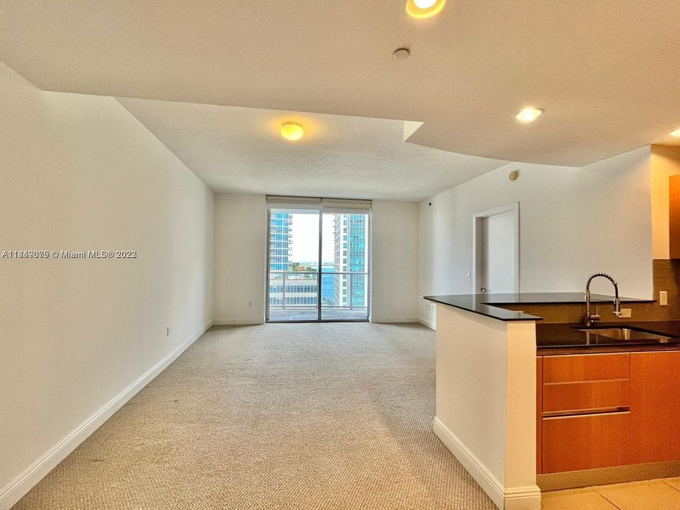 Recently Sold: $480,000 (1 beds, 1 baths, 963 Square Feet)
