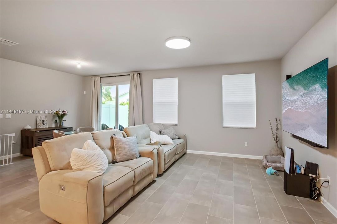 Vendido Recientemente: $469,900 (3 camas, 2 baños, 1758 Pies cuadrados)