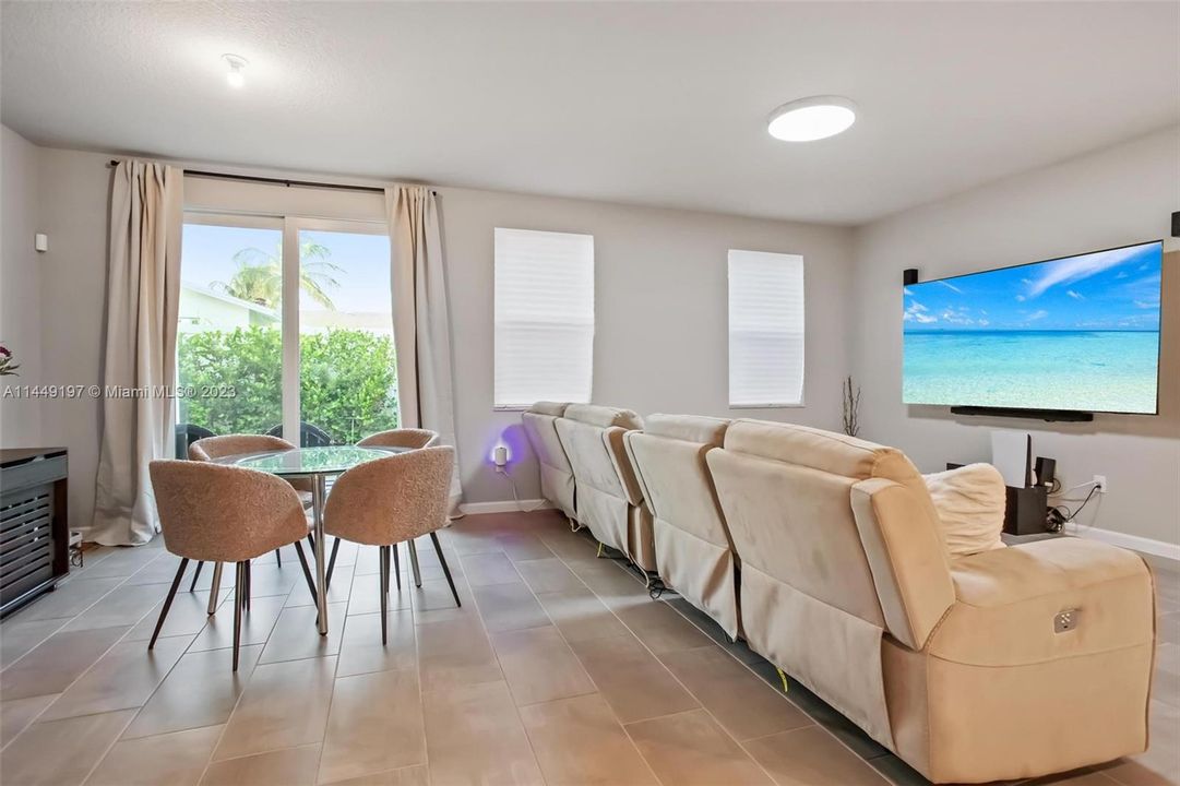 Vendido Recientemente: $469,900 (3 camas, 2 baños, 1758 Pies cuadrados)