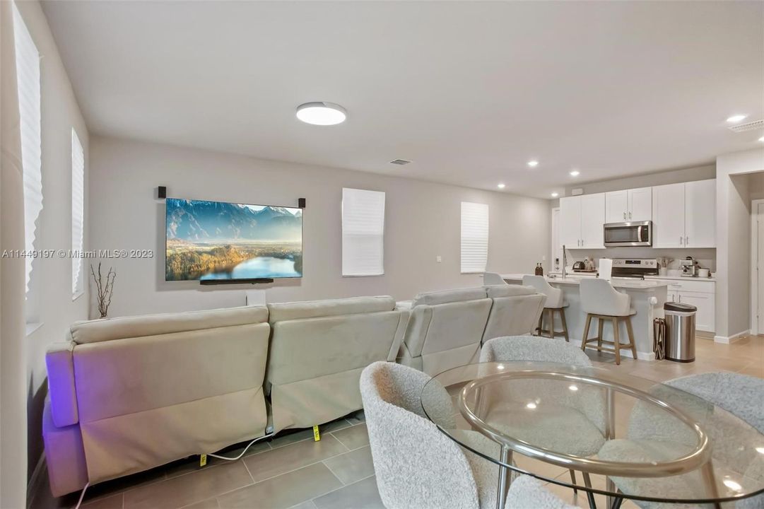 Vendido Recientemente: $469,900 (3 camas, 2 baños, 1758 Pies cuadrados)