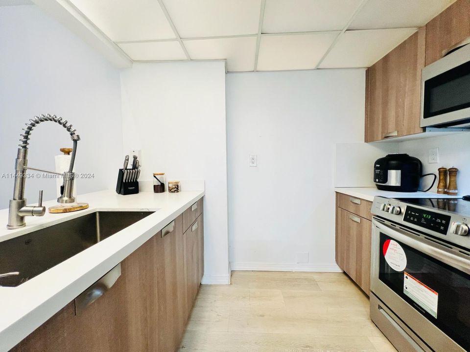 For Sale: $380,000 (1 beds, 1 baths, 770 Square Feet)